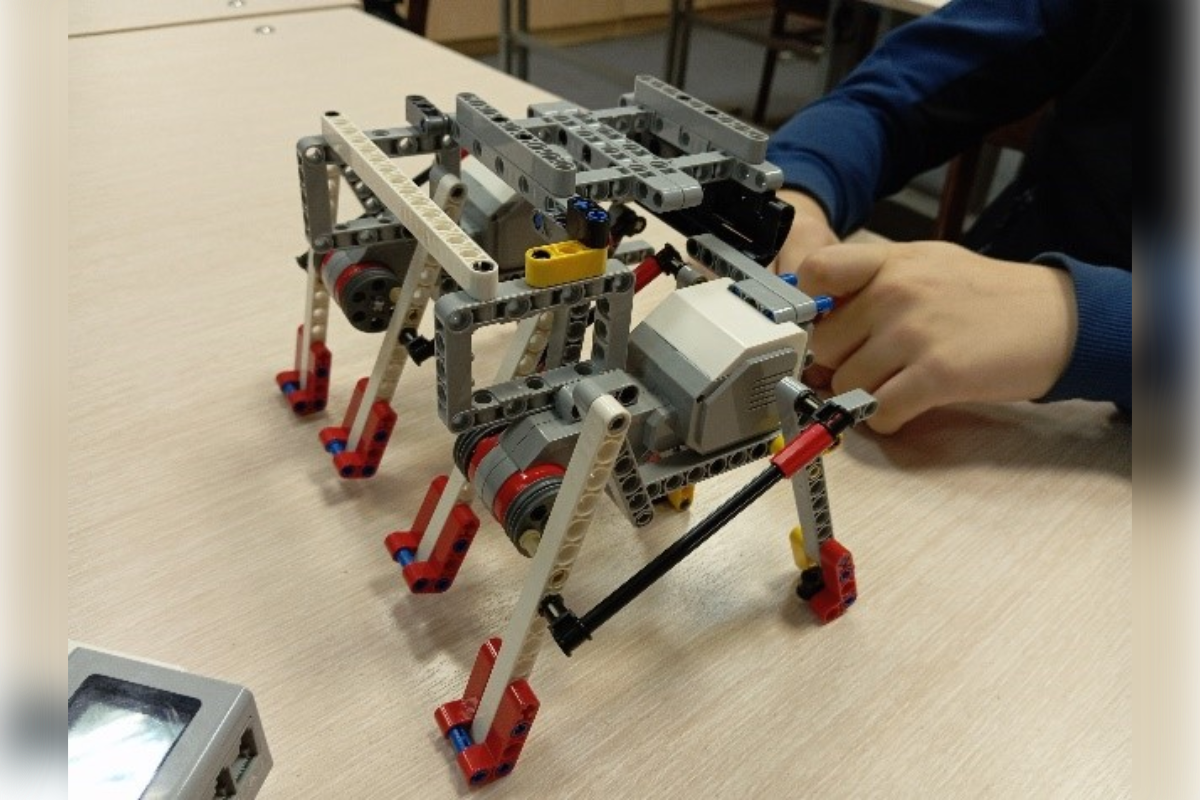 Разработка маневренного робота на шагающей платформе