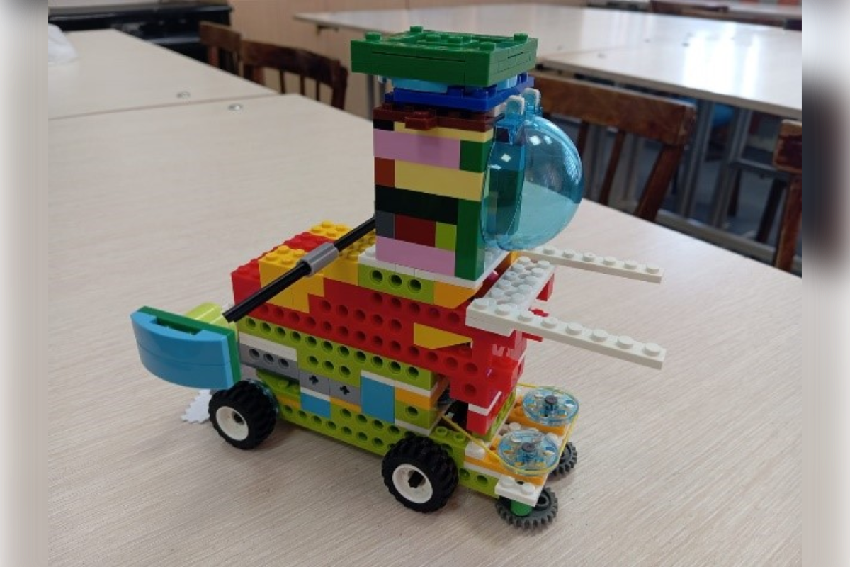 Мой первый робот для уборки:автономный помощник в торговом центре